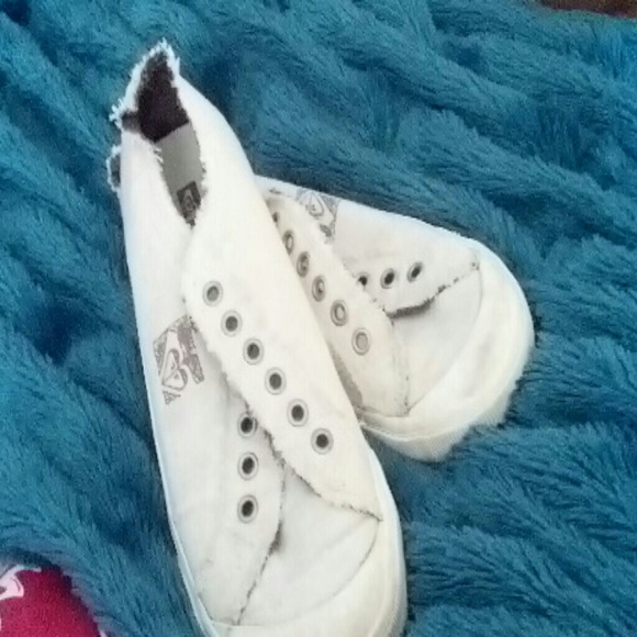 Off white tennis shoes