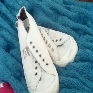 Off white tennis shoes