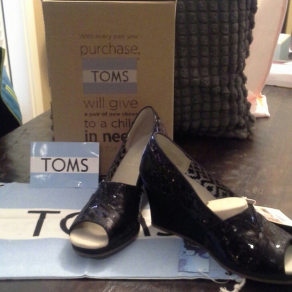 TOMS size 9