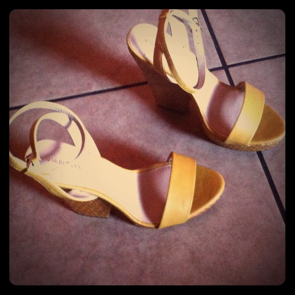 Available mustard wedges