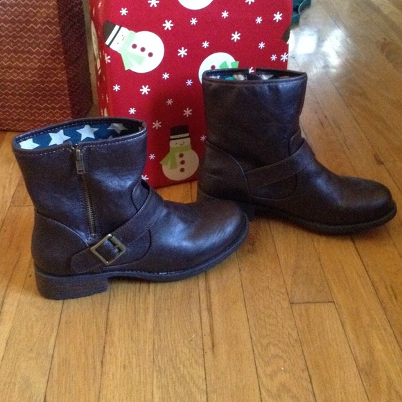 🚫Sold in bundle 🚫Dark brown boots