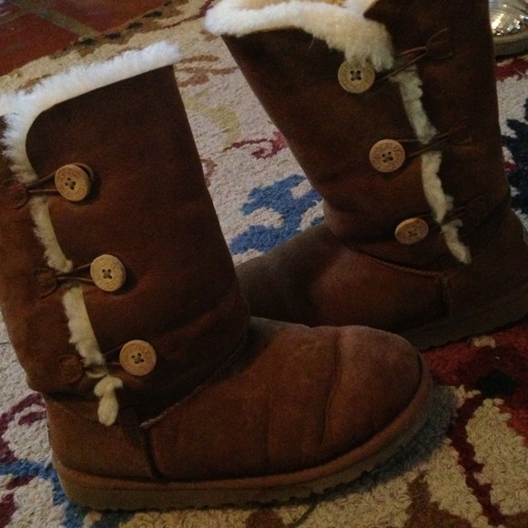 Size 6 women's uggs.  Moderate wear. Chestnut