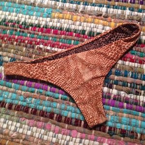 worn once or twice. Acacia Mudsnake runs small