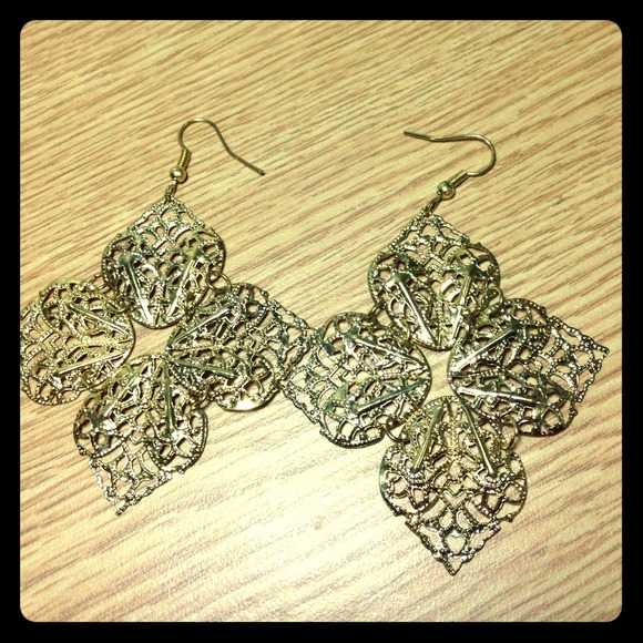 🚫SOLD LOCALLY🚫Gold Leaf Earrings