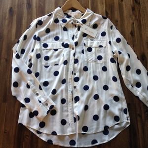 🎉HP🎉  NWT Vince Camuto Polka Dot Blouse