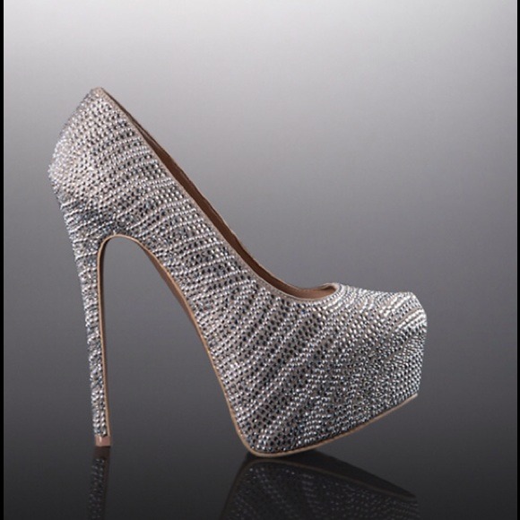 SOLD 🚫JustFab LUXE Raven