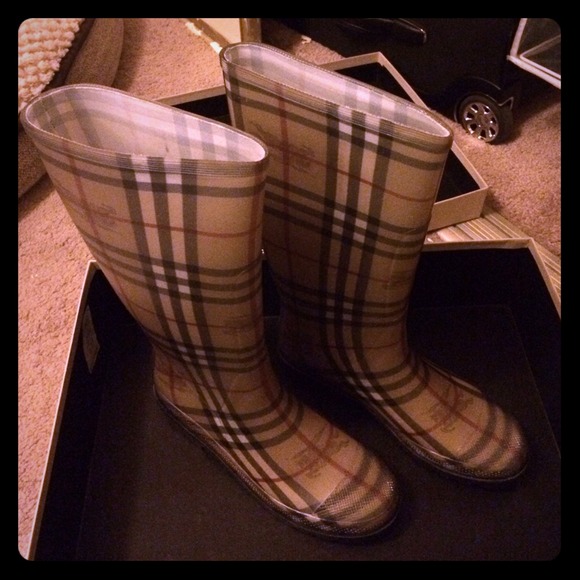 SOLD Burberry rain boots 100% authentic with box - Picture 1 of 3