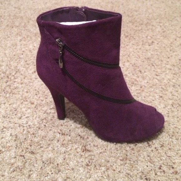 (((SOLD on thread))Plum Peeptoe Booties by Forever - Picture 2 of 4