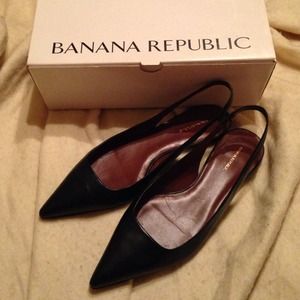 Banana Republic black pointed flats