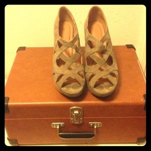 Olive green suede Nine West wedges