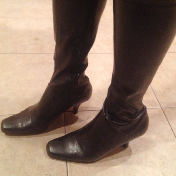 CLEARANCE!! Black boots with low heels