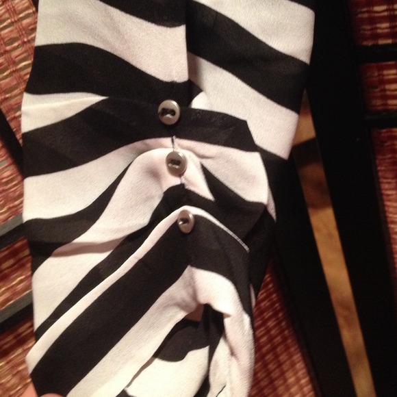 Black and Cream Woven Top - Picture 3 of 4