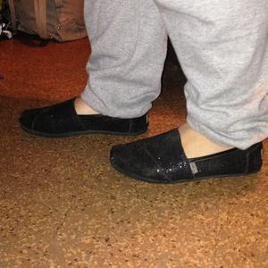 Black glitter toms