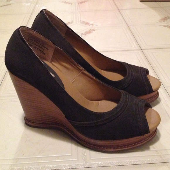 **REDUCED** Suede wedges