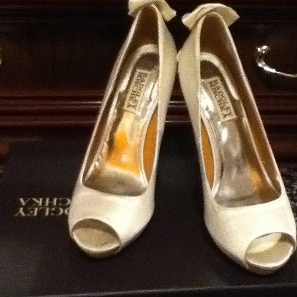 Pearly White Badgley Mischka Peeptoe Shoes