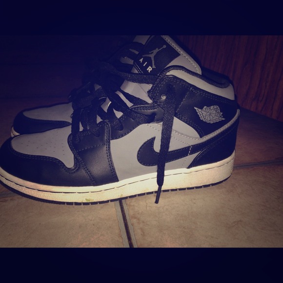 Air Jordan 1 Shadow Mid