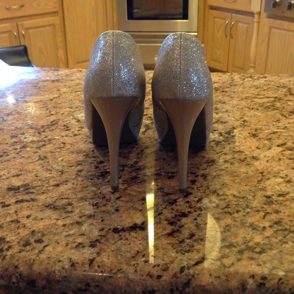 New gold glitter heels - Picture 2 of 3