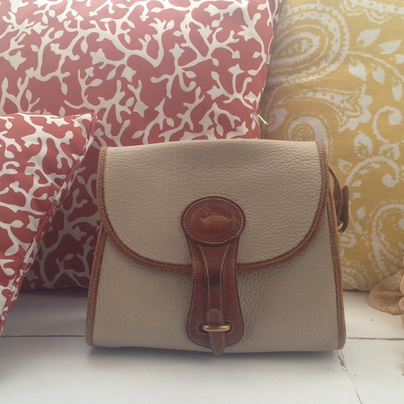 ❌Sold❌Dooney and Bourke Cream Purse
