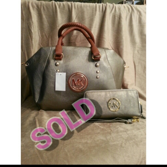 Michael Kors Handbags - Leather silver Michael Kors handbag and wallet