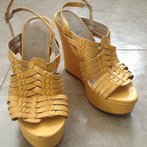 🚫SOLD🚫Yellow wedges :) fun and flirty
