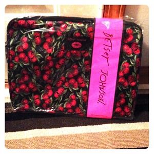 NWT. Betsey Johnson 15inch laptop case.
