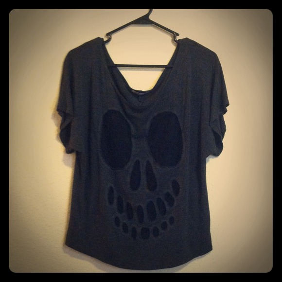 ✅SOLD Hanging skull shirt!