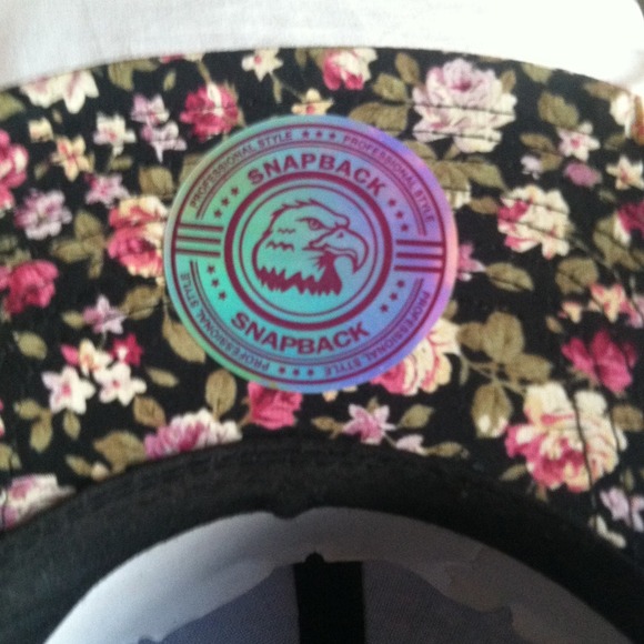 Floral Print snap back with sneackers - Picture 2 of 4
