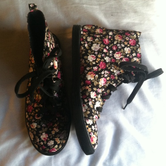 Floral Print snap back with sneackers - Picture 3 of 4