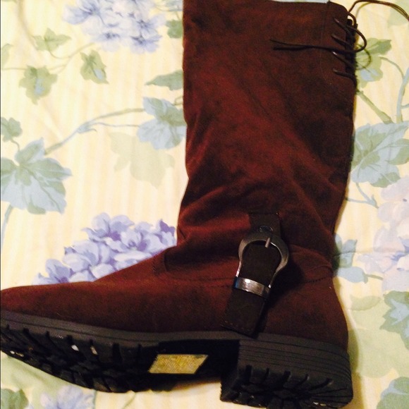 Brown boots HOLD