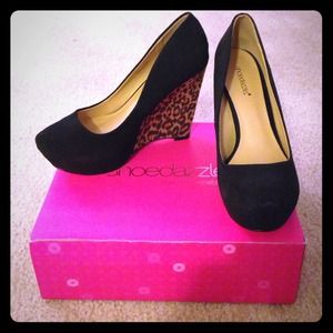 Shoedazzle Ciji, Black and Leopard Suede Wedge, 10