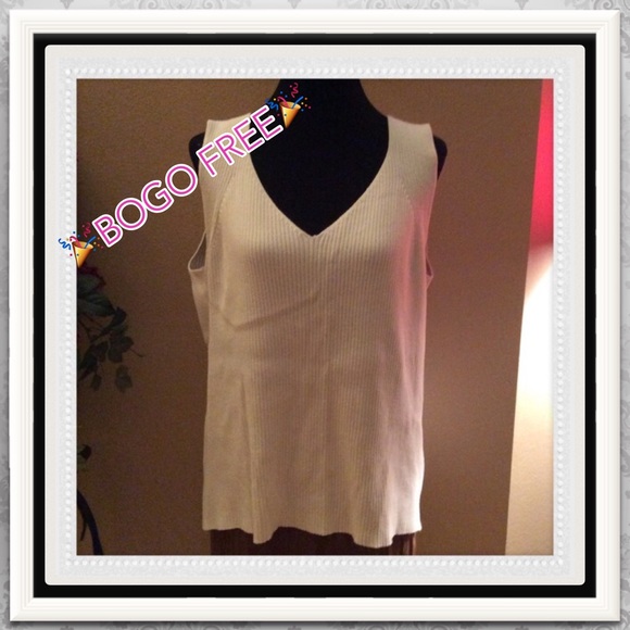 💝WHITE SLEEVELESS SWEATER💝