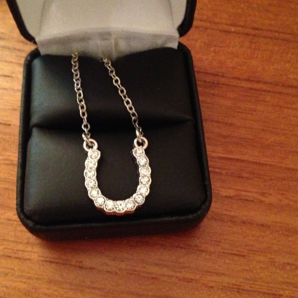 Pretty necklace 🎀bundle!!🎀 And VS leggings