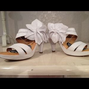 Pearl white side flower sling back shoe