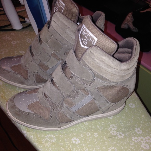 Sketchers wedged sneakers