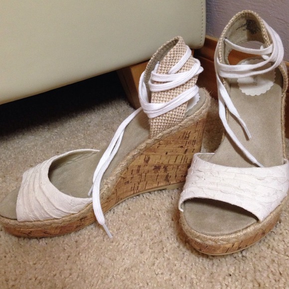 💥SOLD💥 White wedge sandals