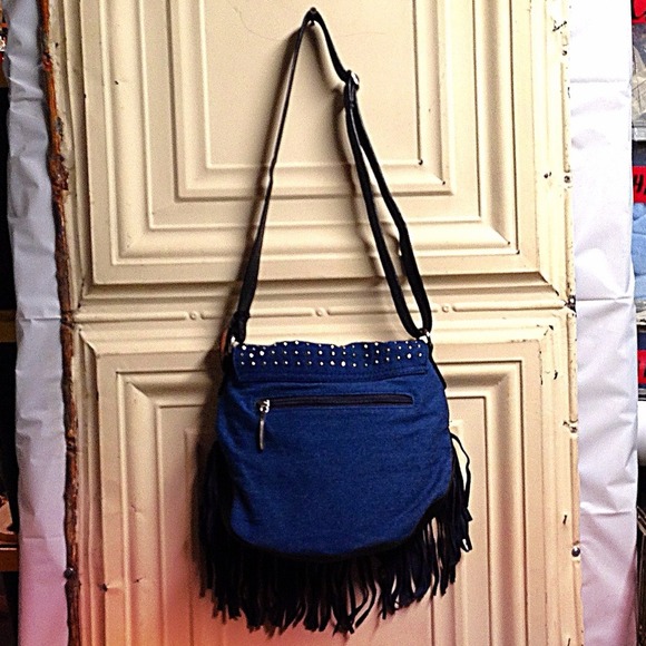 βπ«SOLD IN BUNDLEβThe Medallion Fringe Crossbody - Picture 3 of 4