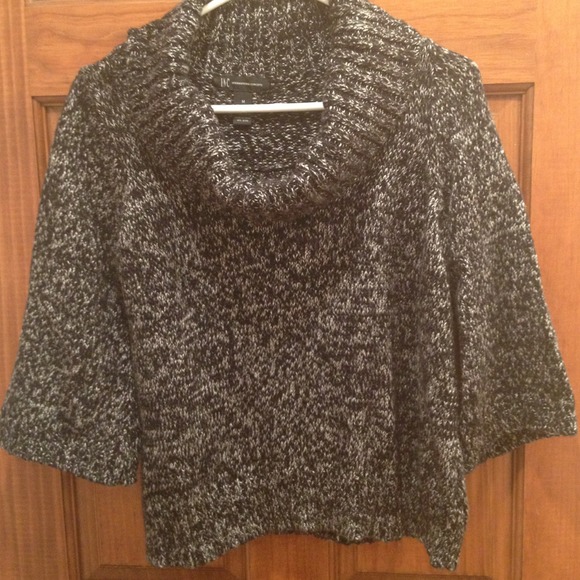 Oversized blk & wht cropped sweater w/3/4 sleeves - Picture 1 of 4