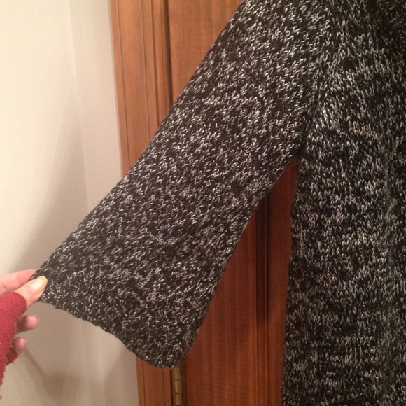 Oversized blk & wht cropped sweater w/3/4 sleeves - Picture 2 of 4