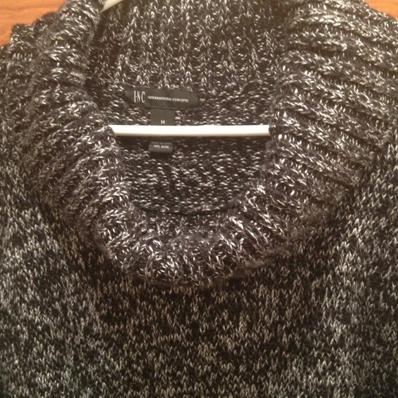 Oversized blk & wht cropped sweater w/3/4 sleeves - Picture 3 of 4