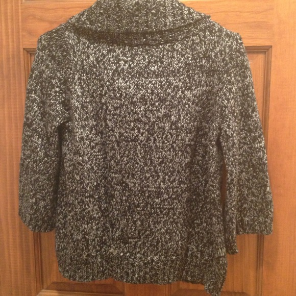 Oversized blk & wht cropped sweater w/3/4 sleeves - Picture 4 of 4
