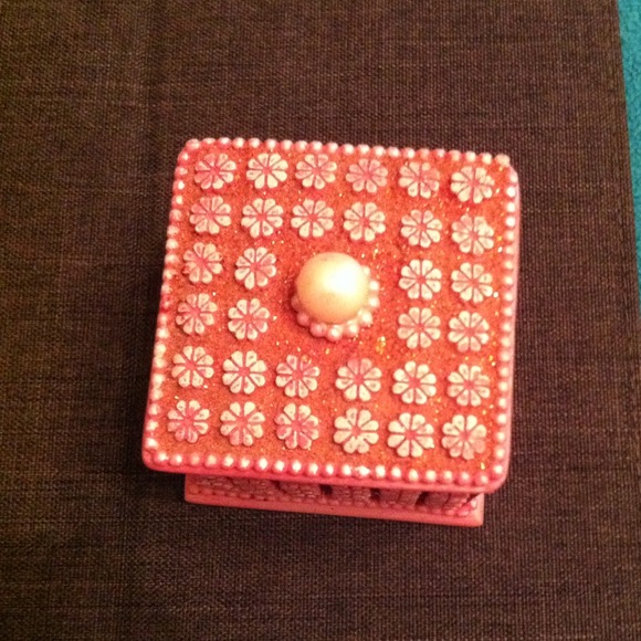 Small box - Picture 2 of 2