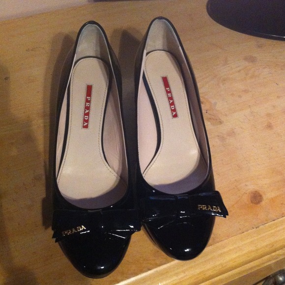 Prada heels with bows. Black,Great condition!