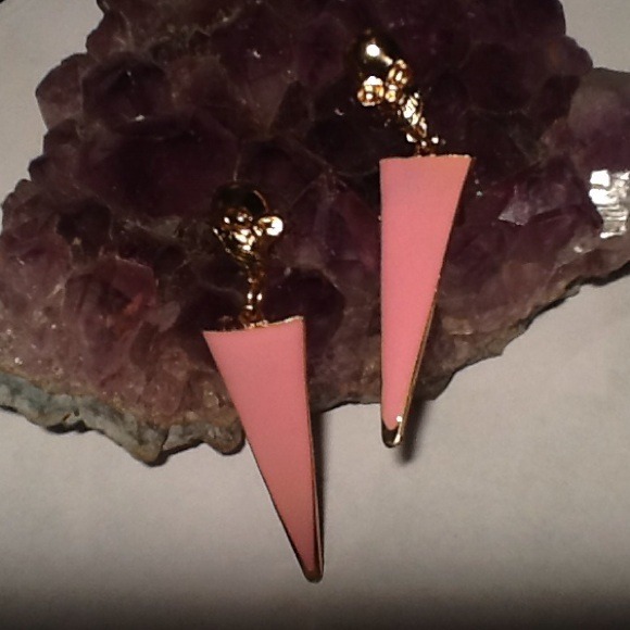 Triangle dangle skull head earrings - Picture 2 of 3