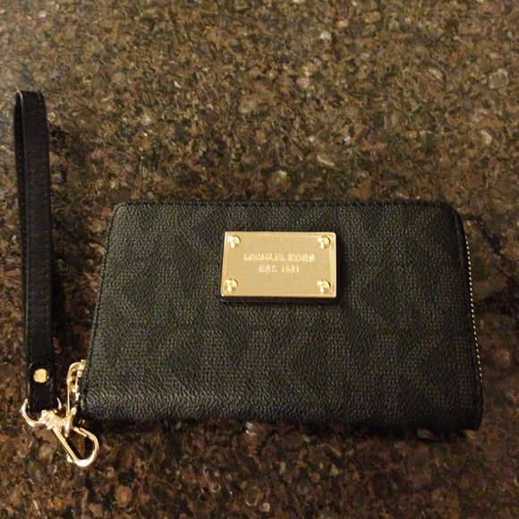 Michael Kors Clutches & Wallets - Micheal Kors multi function phone case