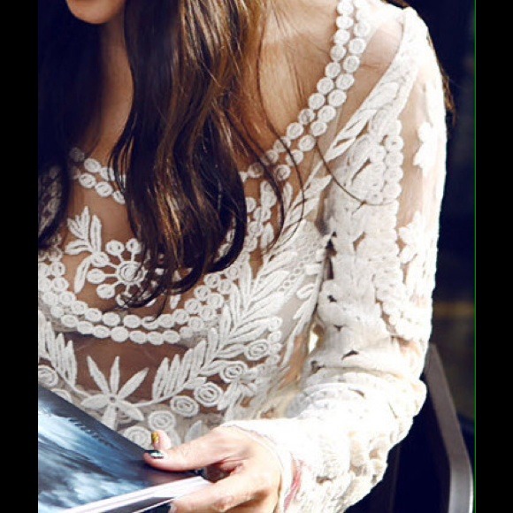 💋SOLD OUT💋Gorgeous Crochet Lace Top - Picture 2 of 4