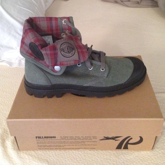 BRAND new Palladium Combat boot sneaker canvas