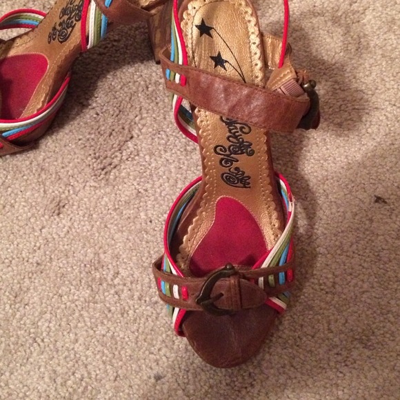 Naughty monkey brown leather and color heels