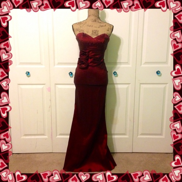 💖💖 Floor Length Red Gown💖💖 - Picture 2 of 2
