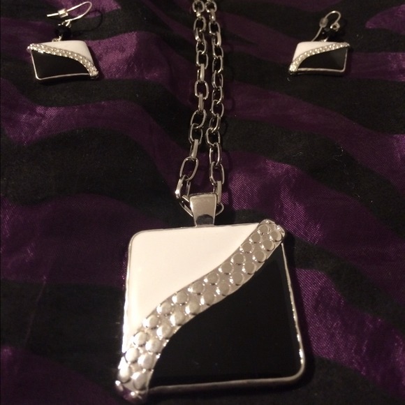 🚫SOLD LOCAL🚫Square necklace and earrings set