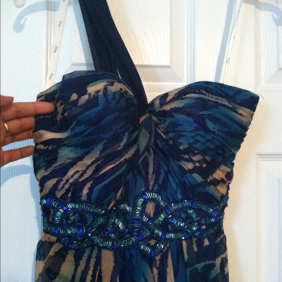 Patterned blue gown - Picture 2 of 4
